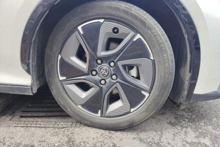 Used Toyota bZ3 2023 517 km Elite PRO Right Front Wheel Hub