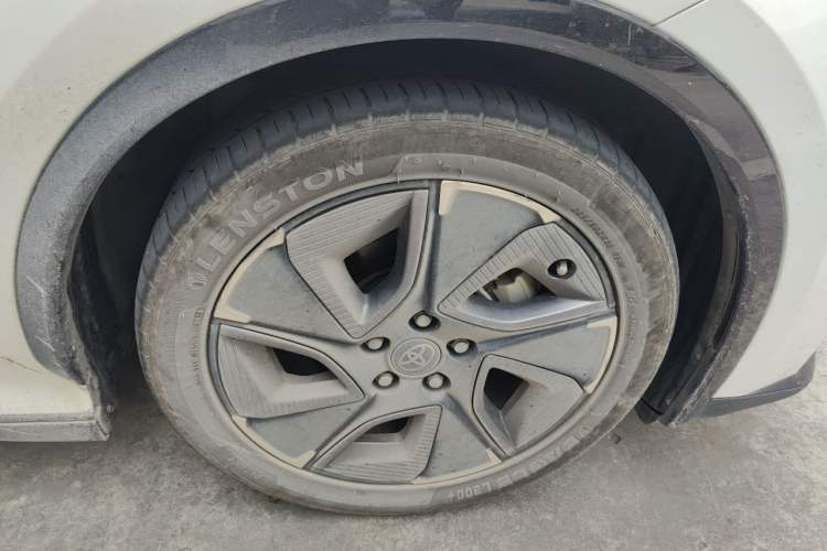 Used Toyota bZ3 2023 517 km Elite PRO Right Front Wheel Hub