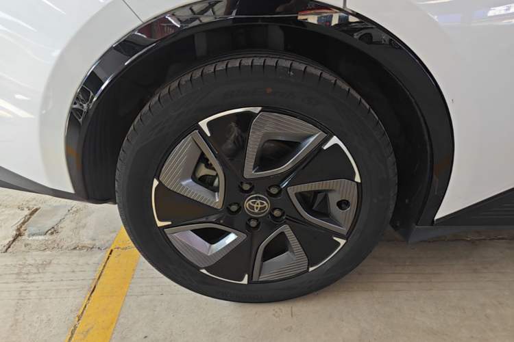 Used Toyota bZ3 2023 517 km Elite PRO Right Rear Wheel Hub