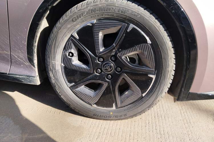Used Toyota bZ3 2023 616 km Long-Range Premium Right Front Wheel Hub