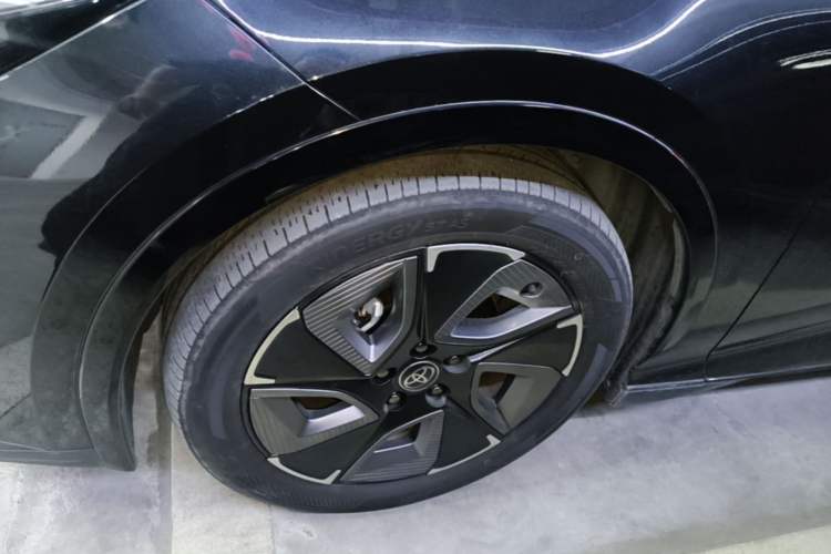 Used Toyota bZ3 2024 517 km Elite PRO Left Front Wheel Hub
