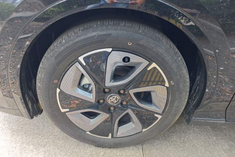 Used Toyota bZ3 2024 616 km Long-Range Premium Left Front Wheel Hub