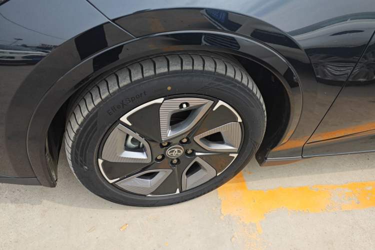 Used Toyota bZ3 2024 517 km Elite PRO Left Front Wheel Hub