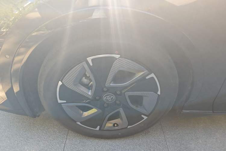 Used Toyota bZ3 2024 616 km Long-Range Premium Left Front Wheel Hub