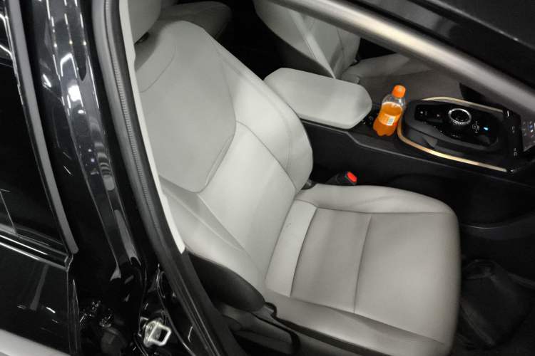Used Toyota bZ3 2024 517 km Elite PRO Right Front Seat