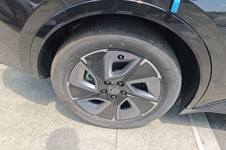 Used Toyota bZ3 2024 616 km Long-Range Premium Right Rear Wheel Hub