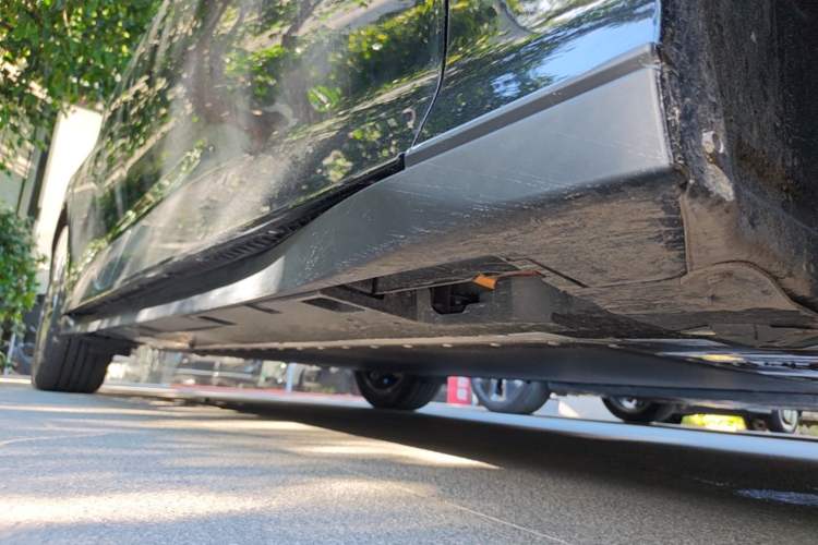 Used Toyota bZ3 2024 616 km Long-Range Premium Right Side Sill