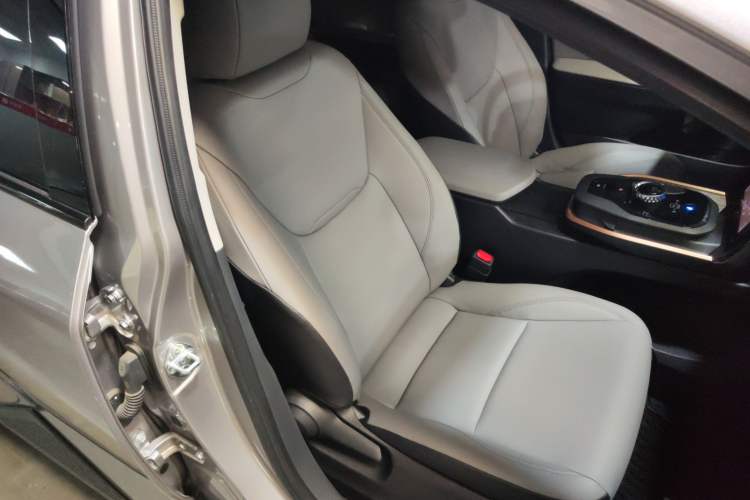 Used Toyota bZ3 2024 517 km Elite PRO Right Front Seat