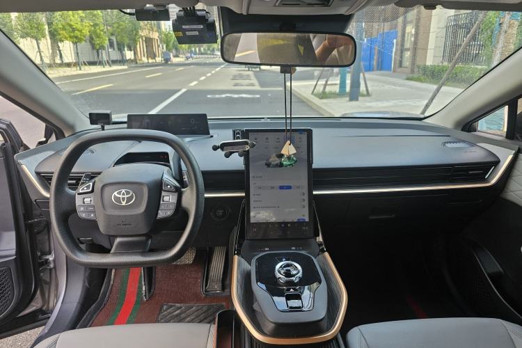 Used Toyota bZ3 2024 517 km Elite PRO Center Console