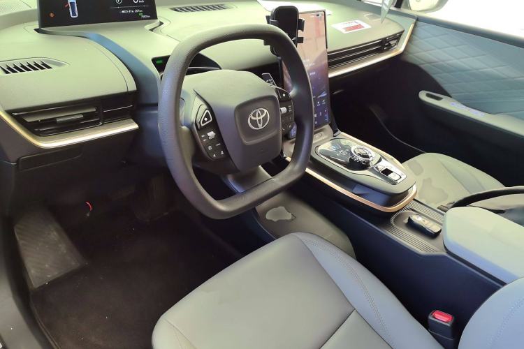 Used Toyota bZ3 2024 517 km Elite PRO Center Console