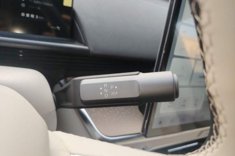 Used Toyota bZ3 2024 616 km Long-Range PRO Gear Lever