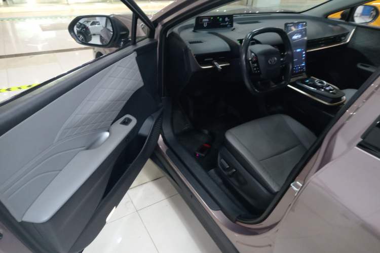 Used Toyota bZ3 2024 616 km Long-Range Premium Interior 3