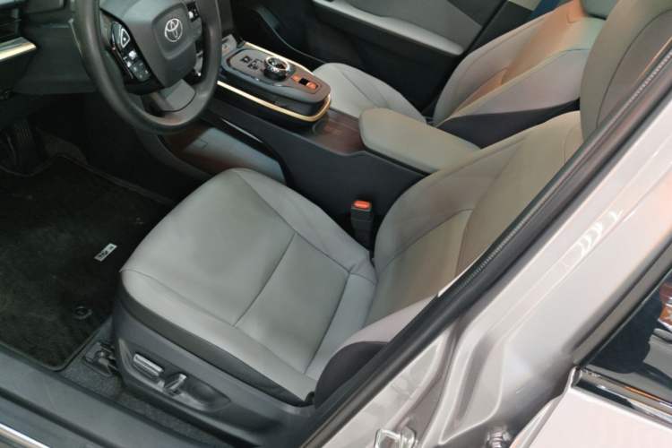 Used Toyota bZ3 2024 517 km Elite PRO Left Front Seat