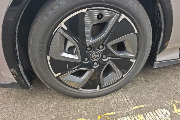 Used Toyota bZ3 2024 517 km Elite PRO Left Front Wheel Hub