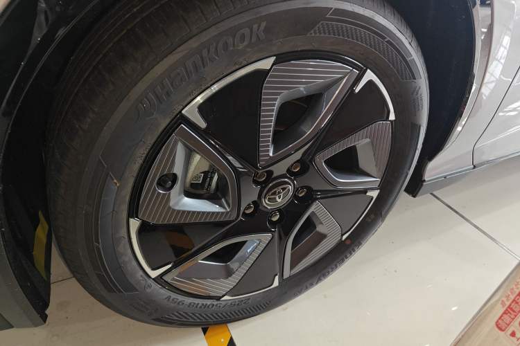 Used Toyota bZ3 2024 517 km Elite PRO Left Front Wheel Hub