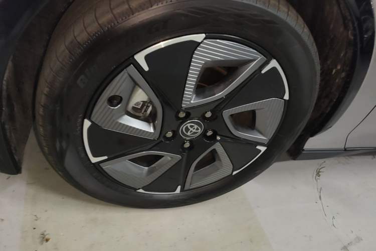 Used Toyota bZ3 2024 517 km Elite PRO Left Front Wheel Hub