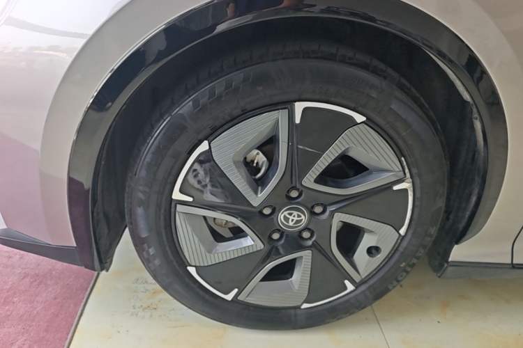 Used Toyota bZ3 2024 517 km Elite PRO Left Front Wheel Hub