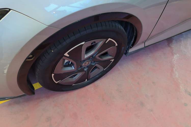 Used Toyota bZ3 2024 517 km Elite PRO Left Front Wheel Hub