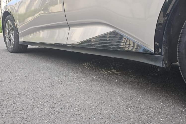 Used Toyota bZ3 2024 517 km Elite PRO Left Side Sill