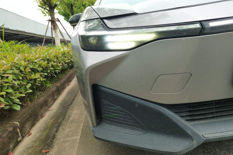 Used Toyota bZ3 2024 517 km Elite PRO Right Front Headlight