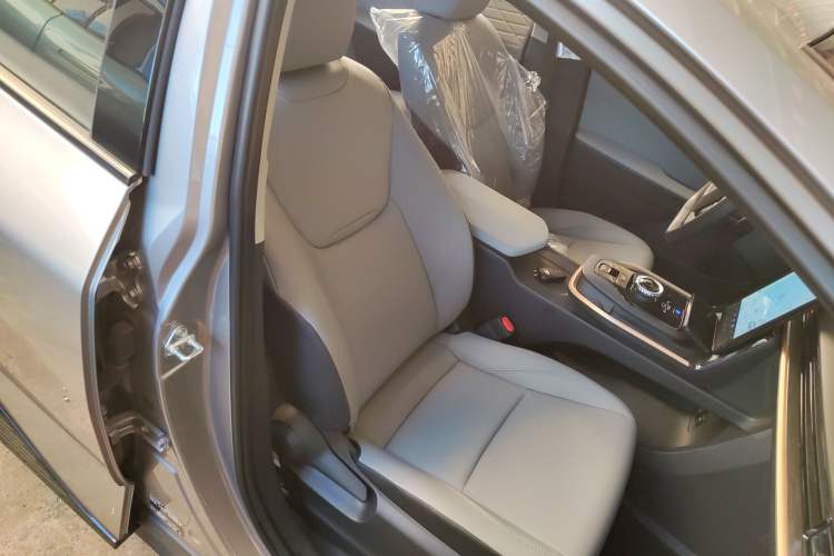 Used Toyota bZ3 2024 517 km Elite PRO Right Front Seat