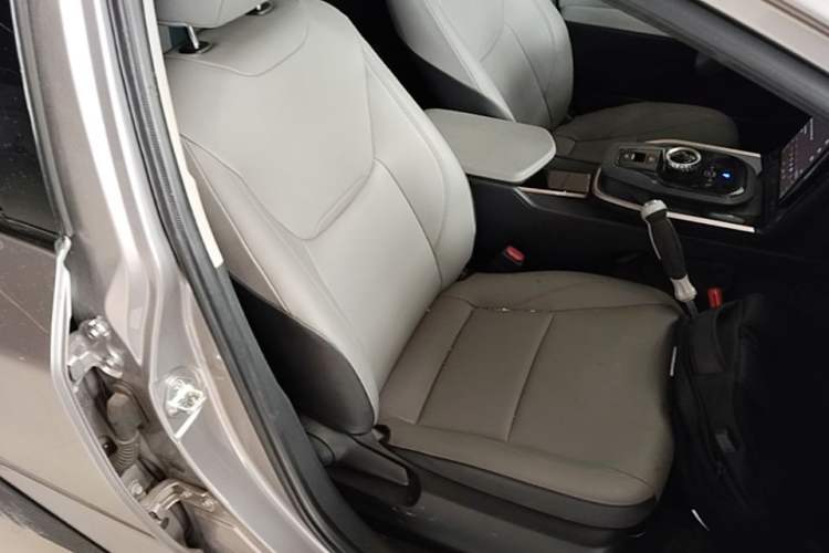 Used Toyota bZ3 2024 517 km Elite PRO Right Front Seat