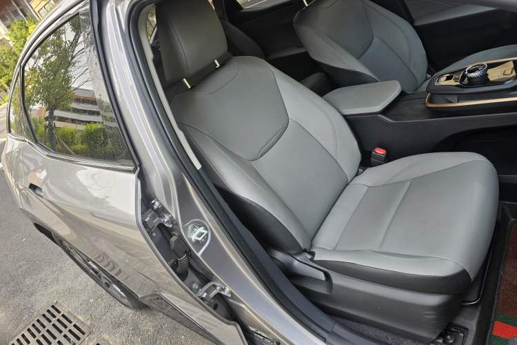 Used Toyota bZ3 2024 517 km Elite PRO Right Front Seat