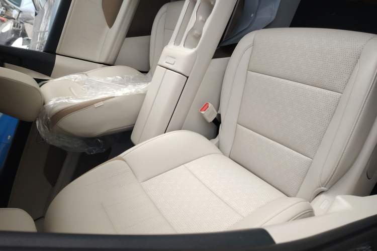 Used Toyota bZ3 2024 616 km Long-Range PRO Right Front Seat