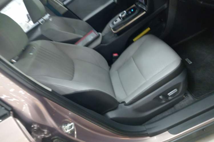 Used Toyota bZ3 2024 616 km Long-Range Premium Right Front Seat