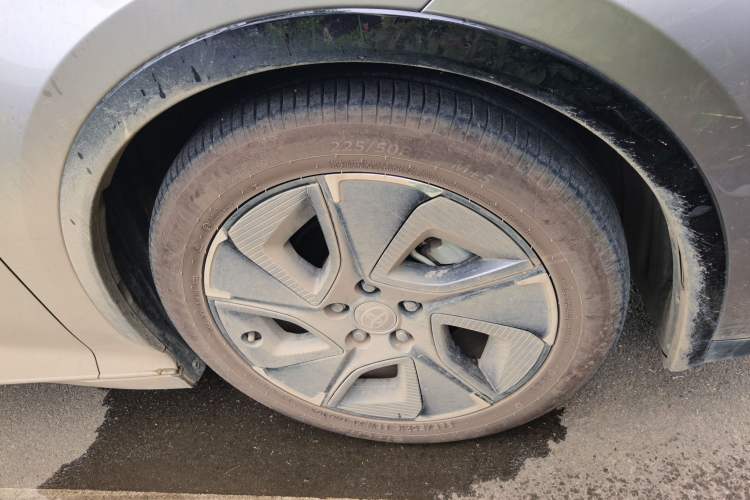Used Toyota bZ3 2024 517 km Elite PRO Right Front Wheel Hub