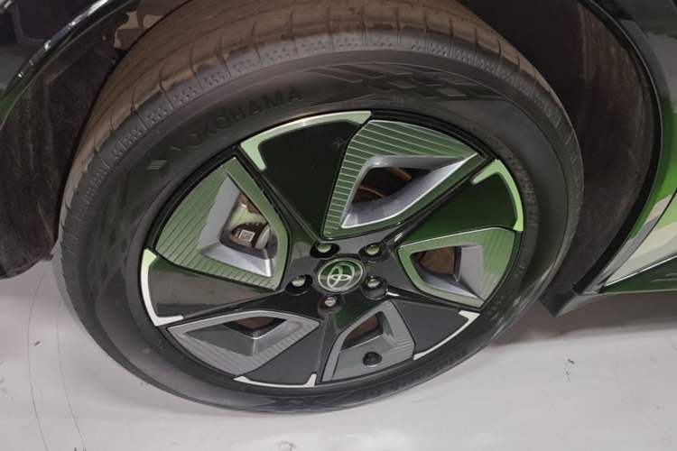 Used Toyota bZ3 2024 517 km Elite PRO Right Rear Wheel Hub