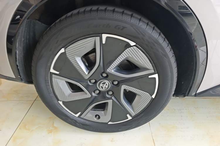 Used Toyota bZ3 2024 517 km Elite PRO Right Rear Wheel Hub