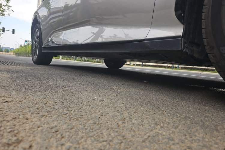 Used Toyota bZ3 2024 517 km Elite PRO Right Side Sill