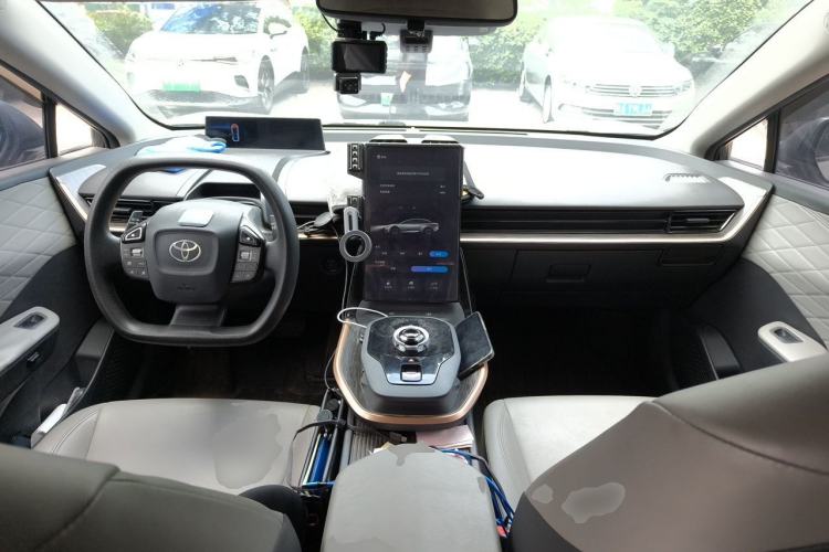 Used Toyota bZ3 2024 517 km Elite PRO Center Console