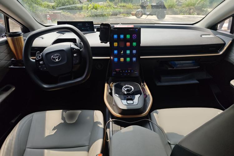 Used Toyota bZ3 2024 517 km Elite PRO Center Console