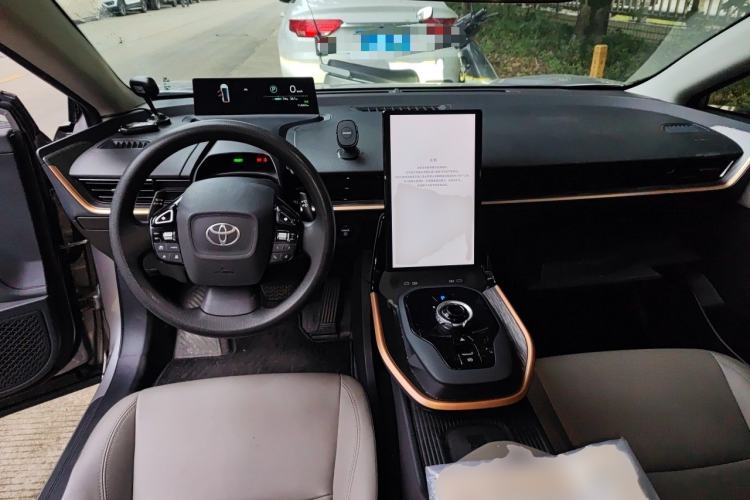 Used Toyota bZ3 2024 517 km Elite PRO Center Console