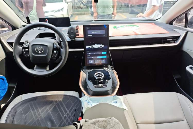 Used Toyota bZ3 2024 517 km Elite PRO Center Console