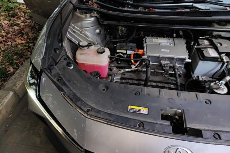Used Toyota bZ3 2024 517 km Elite PRO Engine Bay Right