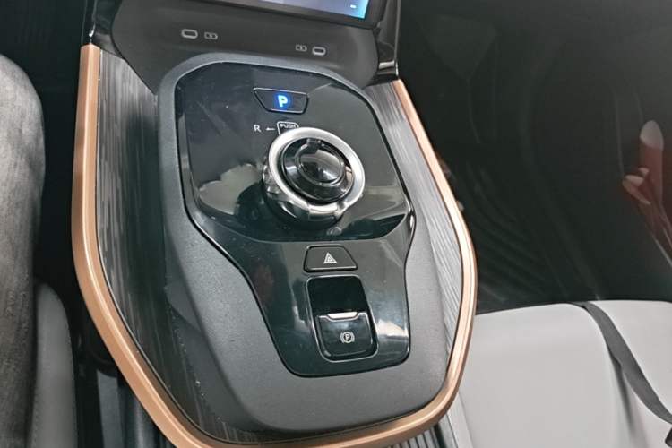 Used Toyota bZ3 2024 616 km Long-Range PRO Gear Lever