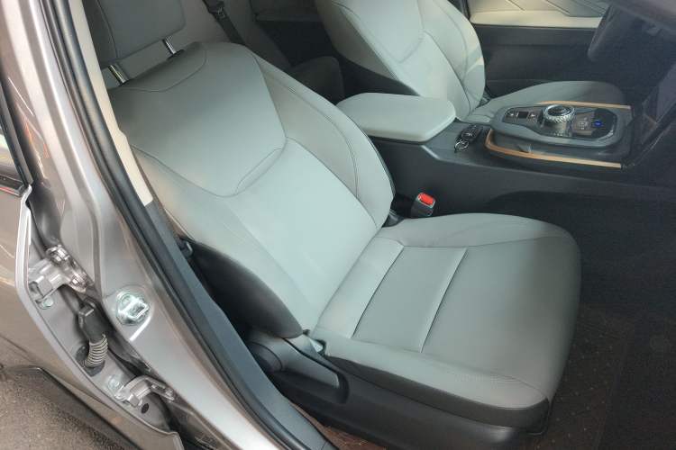 Used Toyota bZ3 2024 517 km Elite PRO Right Front Seat
