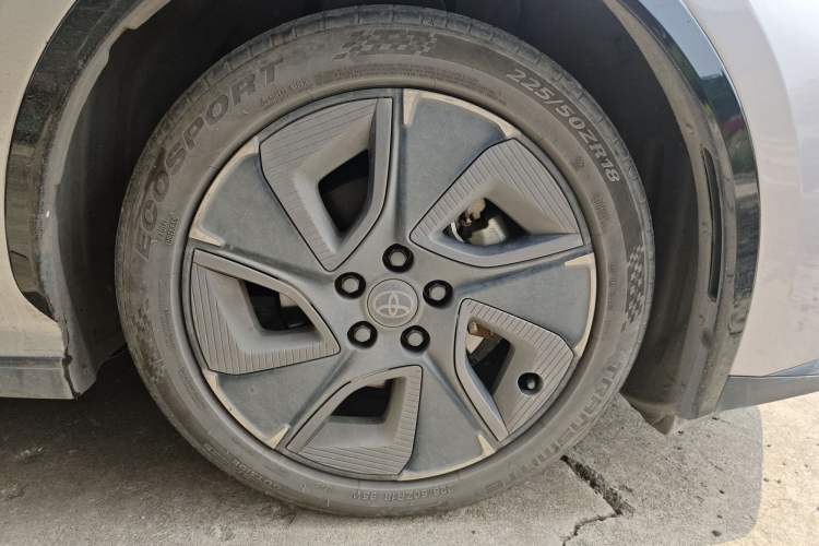 Used Toyota bZ3 2024 517 km Elite PRO Right Front Wheel Hub