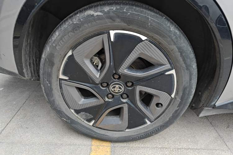Used Toyota bZ3 2024 517 km Elite PRO Right Rear Wheel Hub