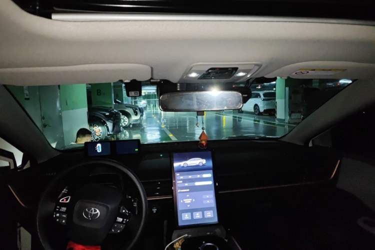 Used Toyota bZ3 2024 517 km Elite PRO Headliner