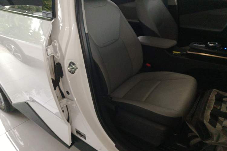 Used Toyota bZ3 2024 517 km Elite PRO Right Front Seat
