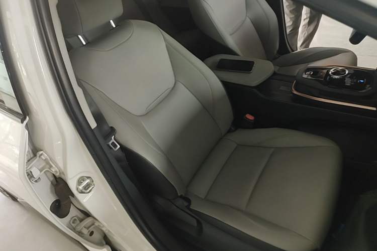 Used Toyota bZ3 2024 517 km Elite PRO Right Front Seat