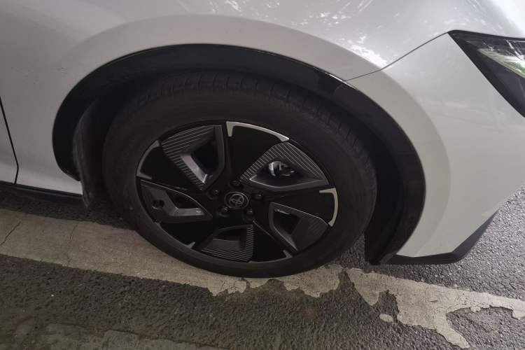 Used Toyota bZ3 2024 517 km Elite PRO Right Front Wheel Hub