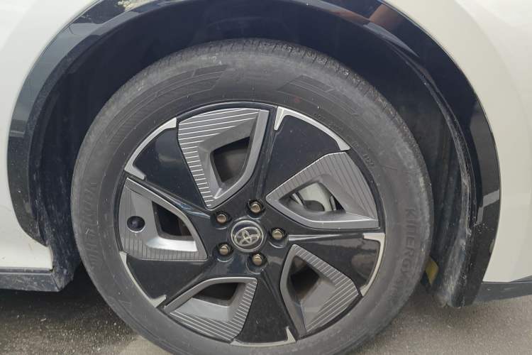 Used Toyota bZ3 2024 517 km Elite PRO Right Front Wheel Hub