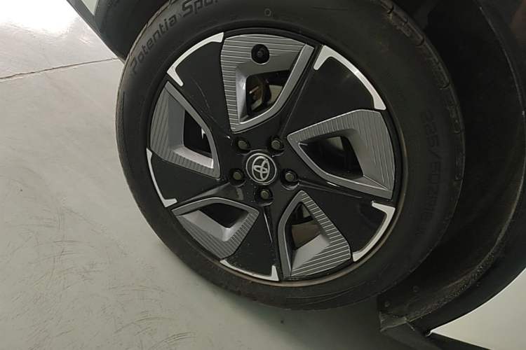 Used Toyota bZ3 2024 517 km Elite PRO Right Rear Wheel Hub
