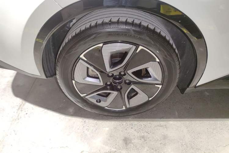 Used Toyota bZ3 2024 517 km Elite PRO Right Rear Wheel Hub