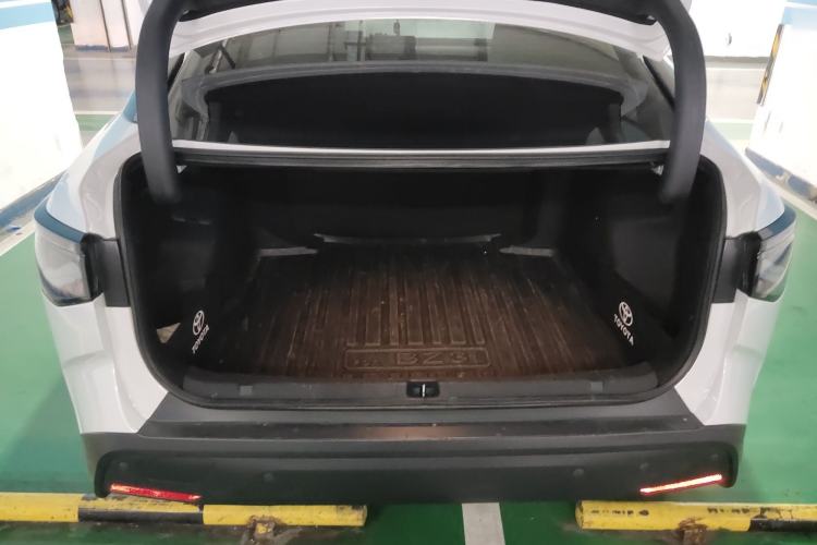 Used Toyota bZ3 2024 517 km Elite PRO Trunk